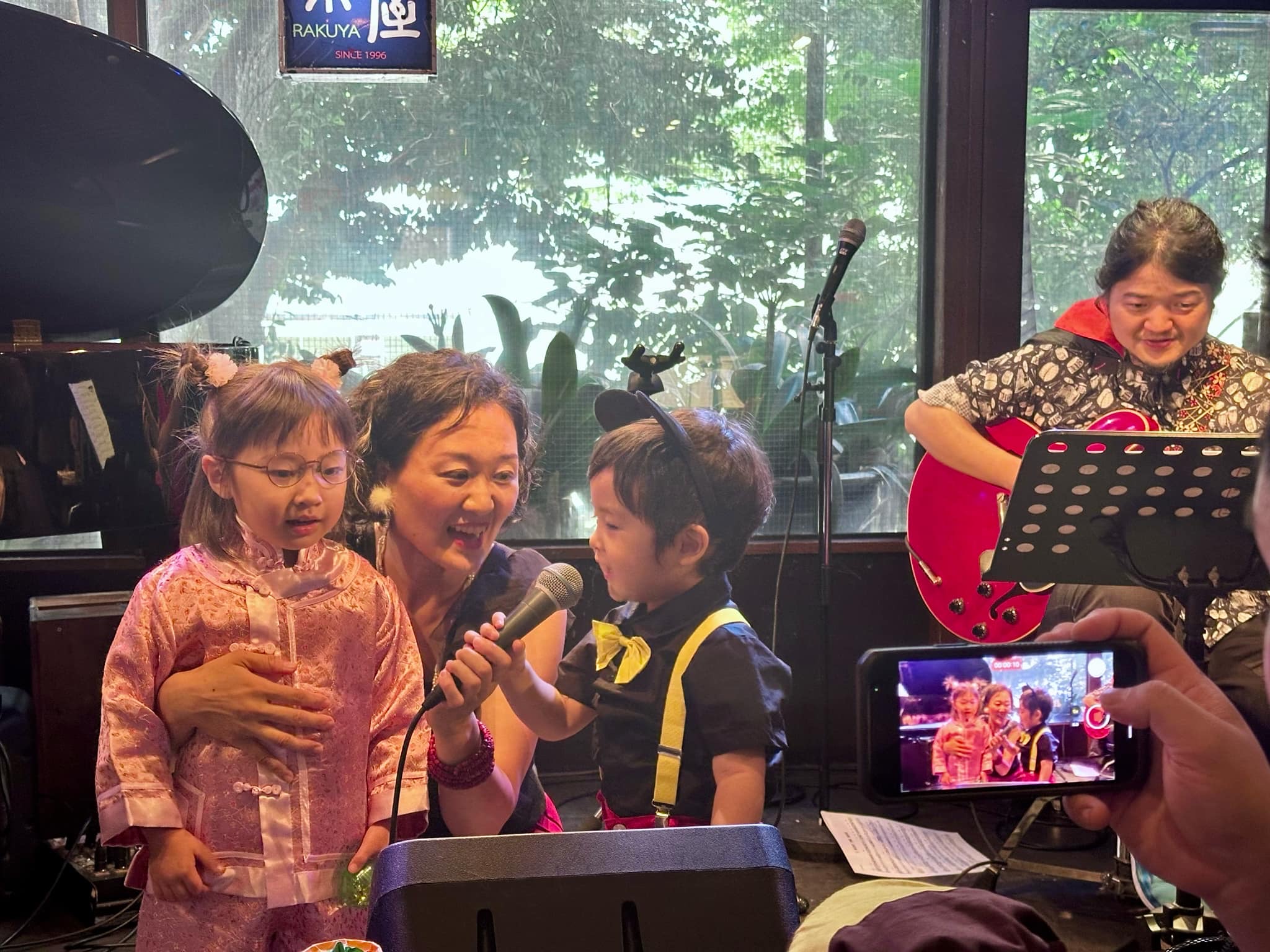 子どもがステージで歌う昼ジャズ