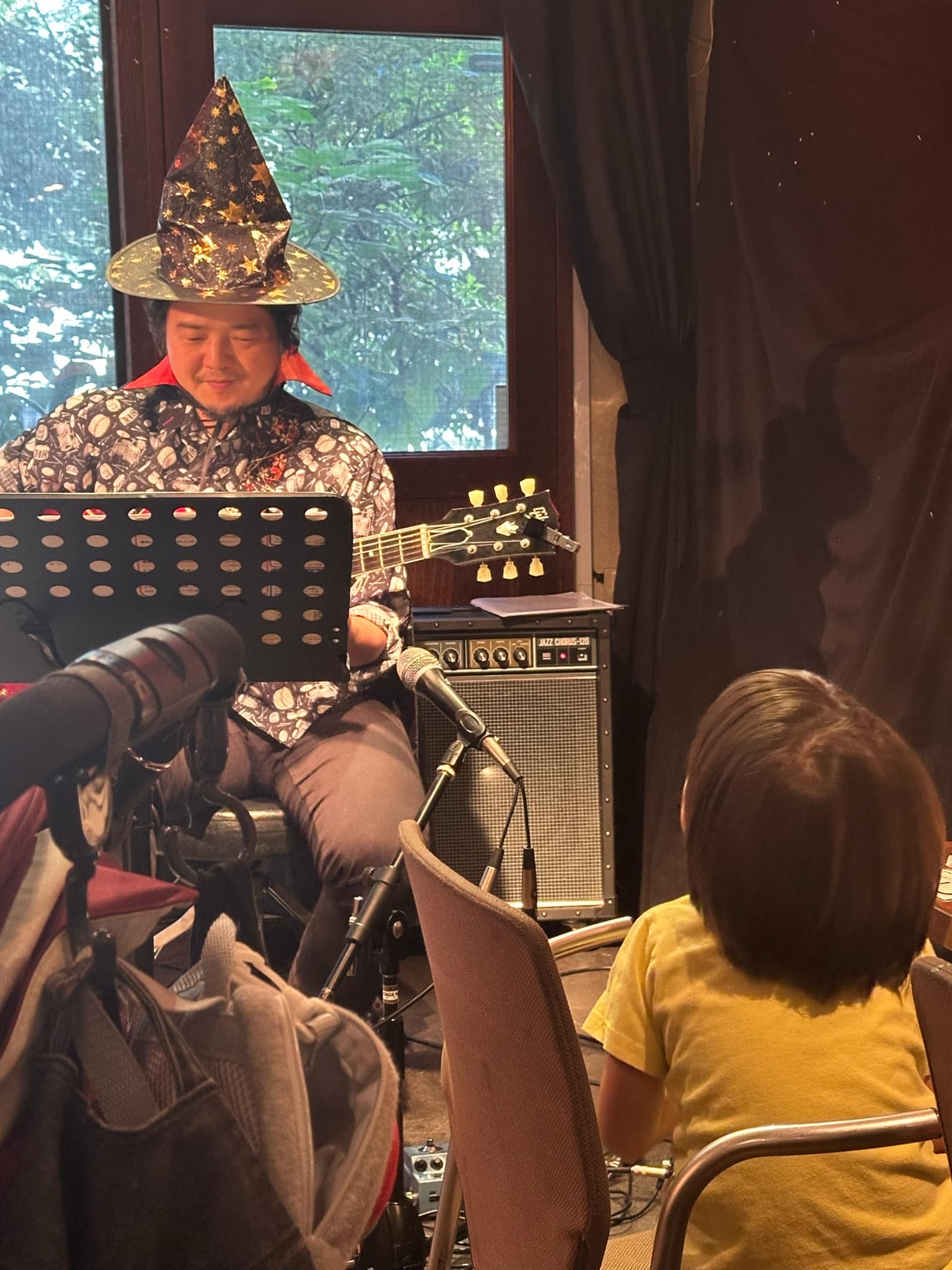 演奏を聴く子どもと来場者